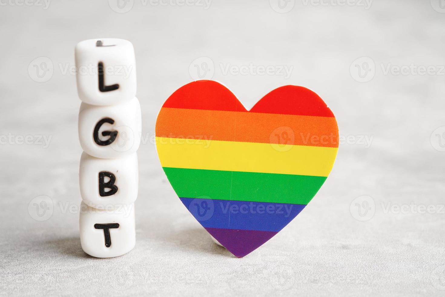 lgbt testo personaggio con arcobaleno bandiera cuore per simbolo di orgoglio mese lesbica, gay, bisessuale, transgender, umano diritti, tolleranza e pace. foto