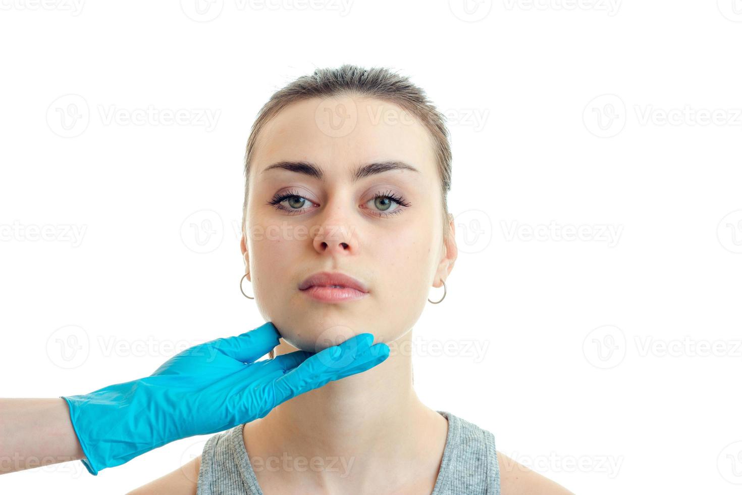 brunetta ragazza a il plastica chirurgo isolato su bianca sfondo foto