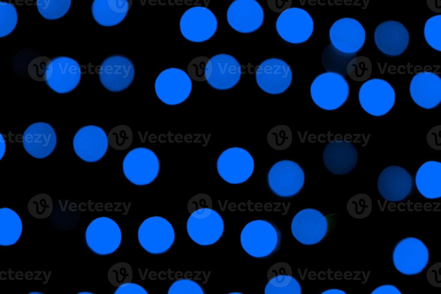 sfocata astratto buio blu bokeh su nero sfondo. sfocato e sfocato molti il giro leggero foto