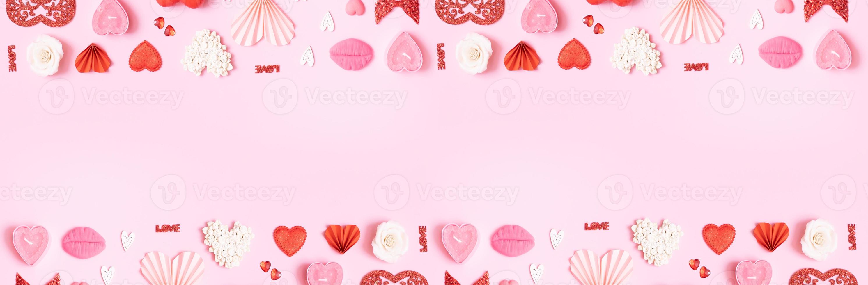 bandiera con modello a partire dal cuori e san valentino giorno simboli elementi superiore Visualizza. creativo san valentino giorno piatto posare sfondo foto