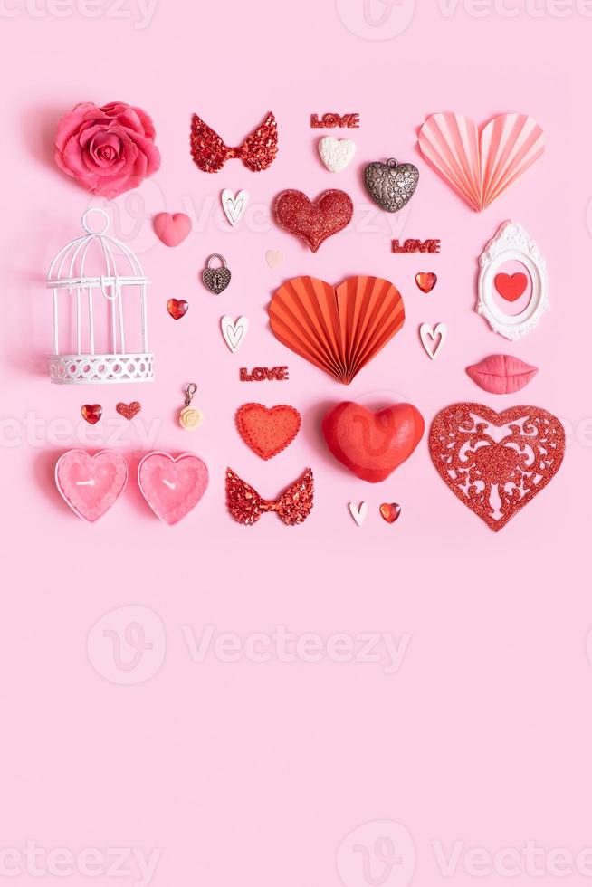 modello a partire dal diverso cuori e san valentino giorno simboli elementi superiore Visualizza. creativo san valentino giorno piatto posare verticale sfondo foto