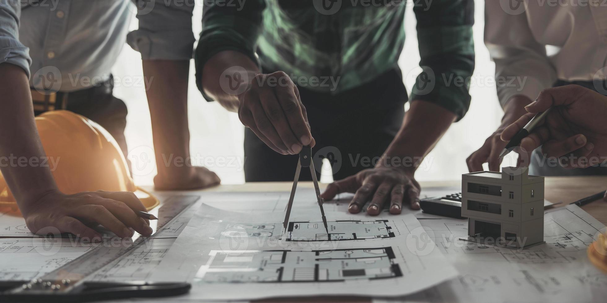 riunione di lavoro di squadra di ingegneri, disegno di lavoro sulla riunione di progetto per il progetto di lavoro con il partner su strumenti di costruzione di modelli e ingegneria nel concetto di cantiere, costruzione e struttura. foto