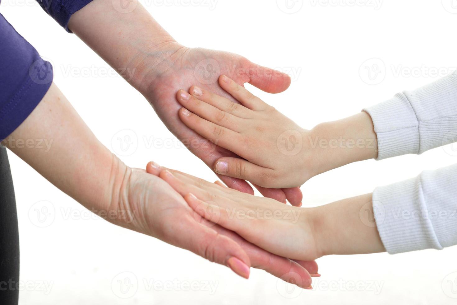 un' avvicinamento ritratto di femmina mani su il bambino palme foto
