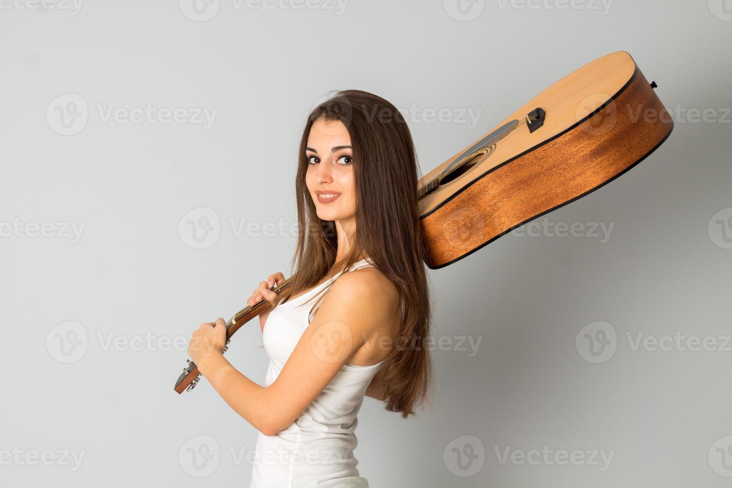 giovane ragazza con chitarra nel mani foto