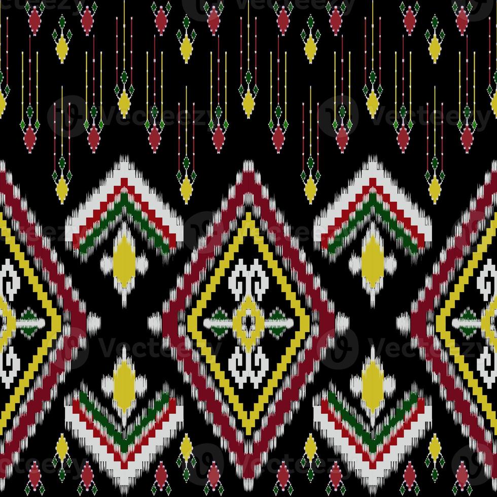 bellissimo colorato tailandese a maglia ricamo. geometrico etnico orientale modello tradizionale su nero sfondo, tailandese modello cultura con ritaglio sentiero foto