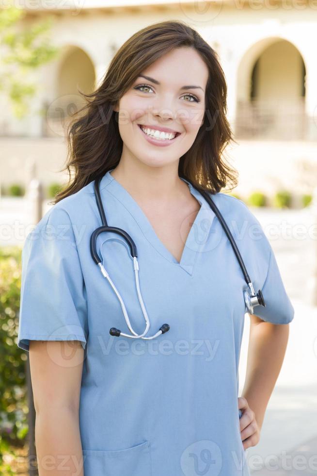 orgoglioso giovane adulto donna medico o infermiera ritratto al di fuori foto