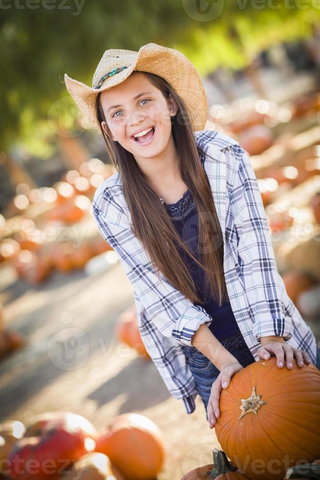 preteen ragazza giocando con un' carriola a il zucca toppa foto