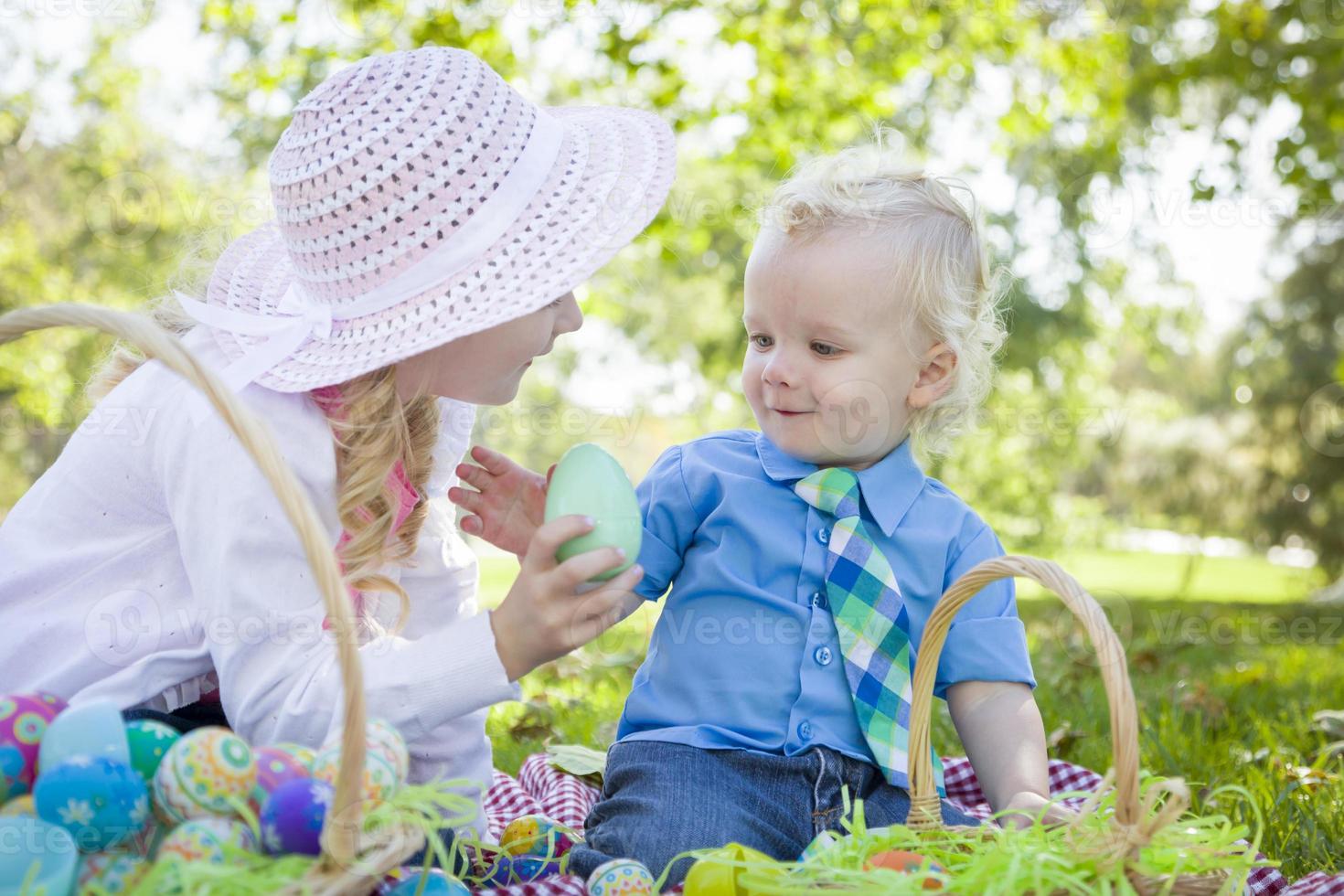 carino giovane fratello e sorella godendo le loro uova di Pasqua fuori foto