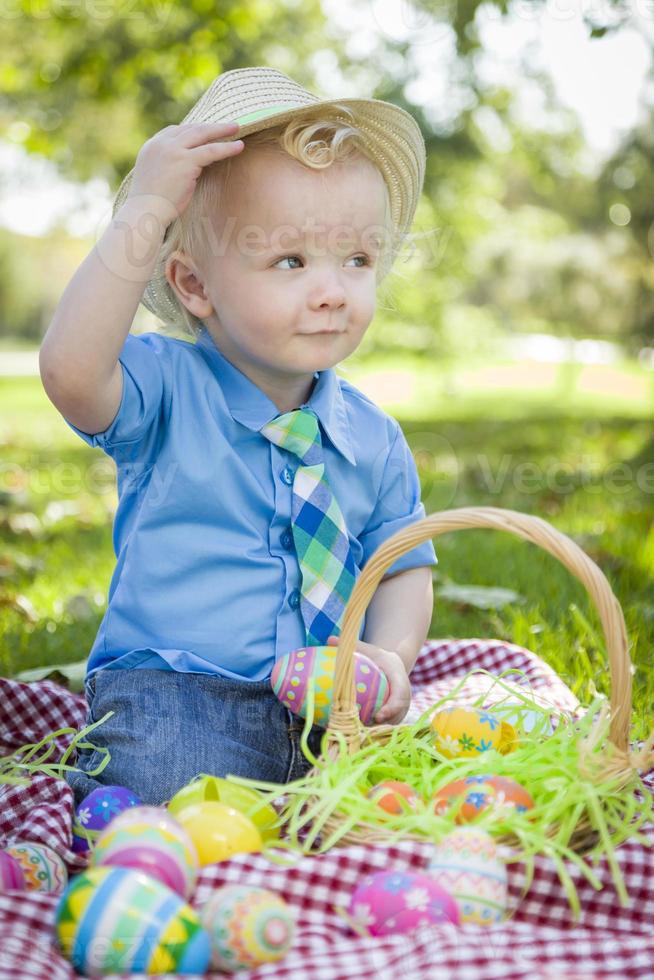 carino poco ragazzo al di fuori Tenere Pasqua uova suggerimenti il suo cappello foto