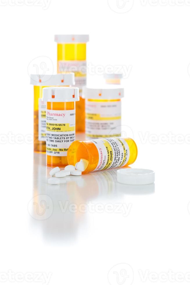 non proprietario medicina prescrizione bottiglie e rovesciato pillole isolato su bianca foto