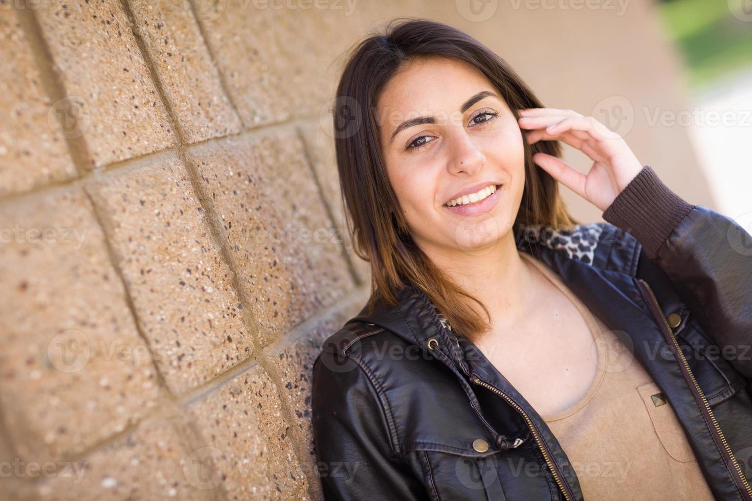 bellissimo contento misto gara giovane donna ritratto fuori. foto