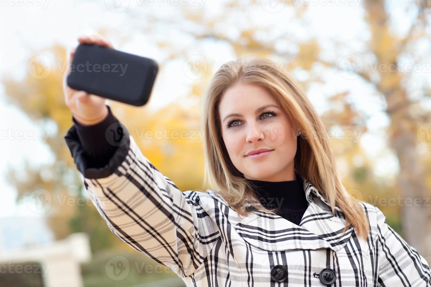 bella giovane donna assunzione immagine con telecamera Telefono foto