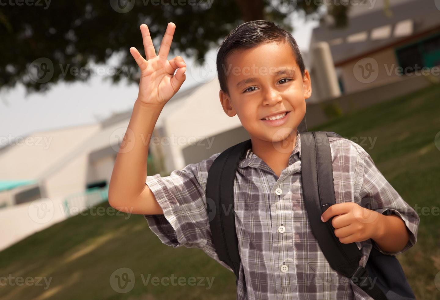 contento giovane ispanico ragazzo pronto per scuola foto