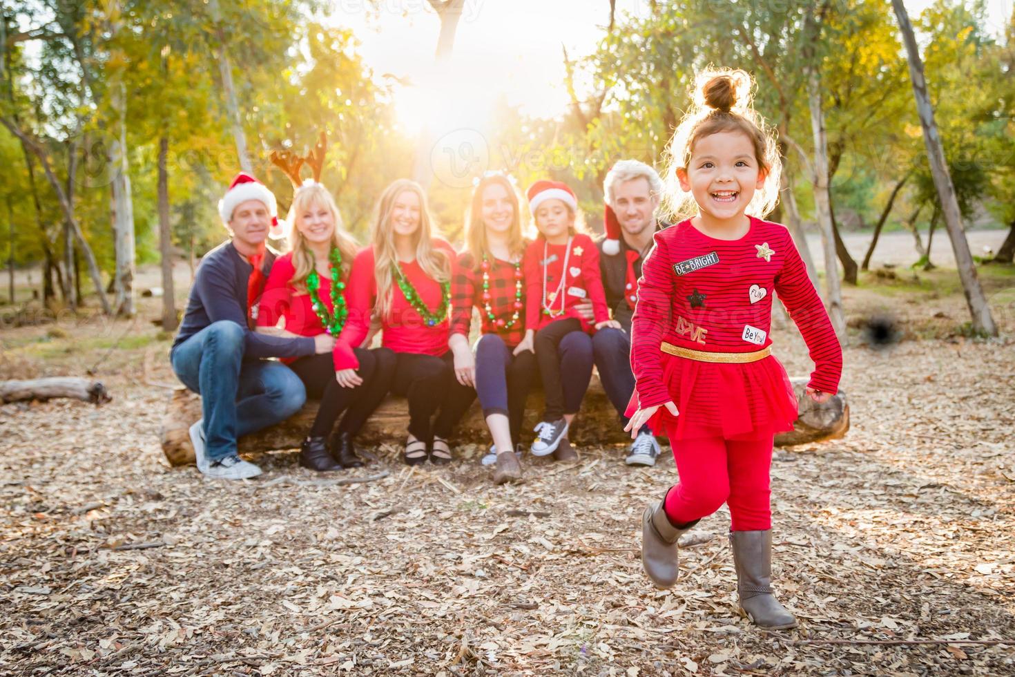 Natale a tema multietnico famiglia ritratto all'aperto foto