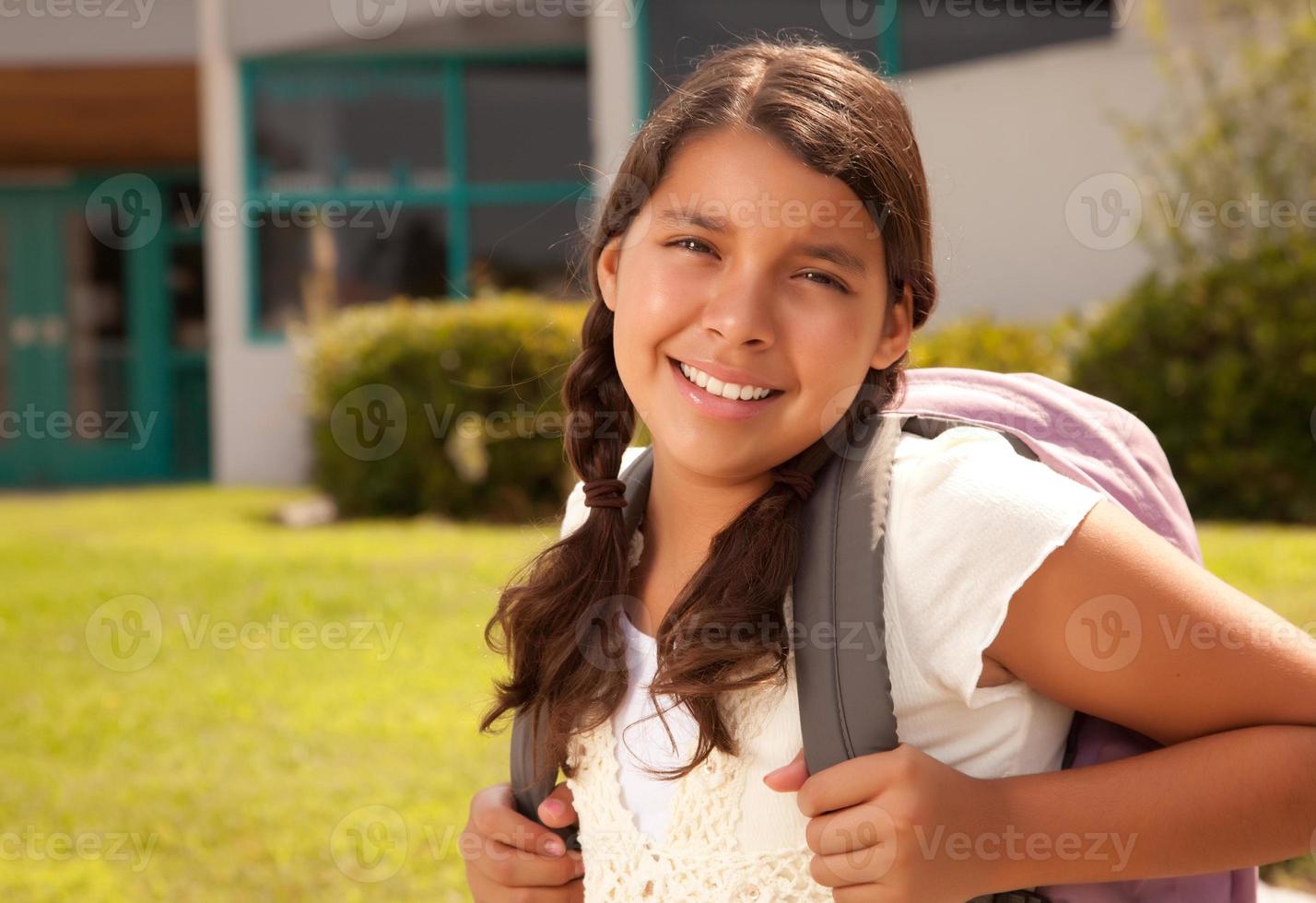 carino ispanico adolescente ragazza alunno pronto per scuola foto