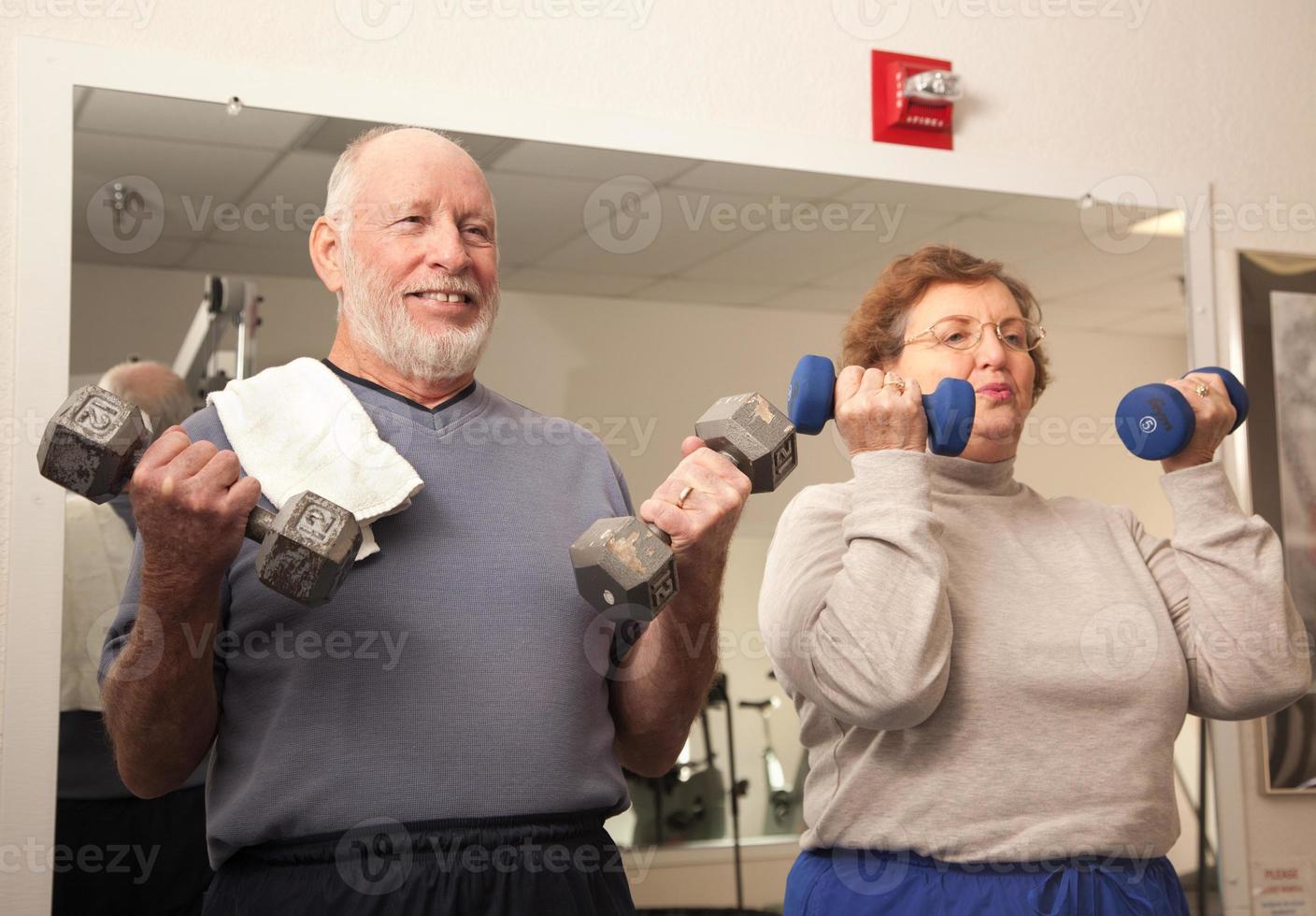 anziano adulto coppia Lavorando su nel il Palestra foto