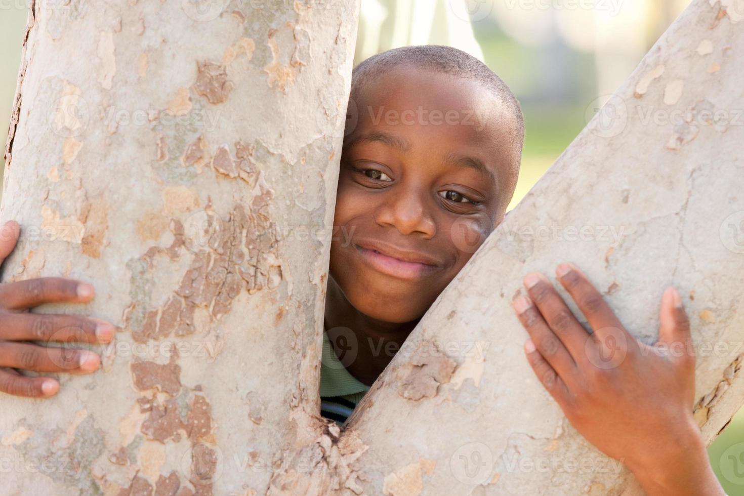 giovane africano americano ragazzo nel il parco foto