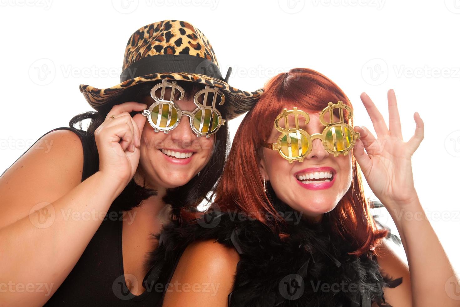Due bellissimo ragazze con bling-bling dollaro bicchieri foto