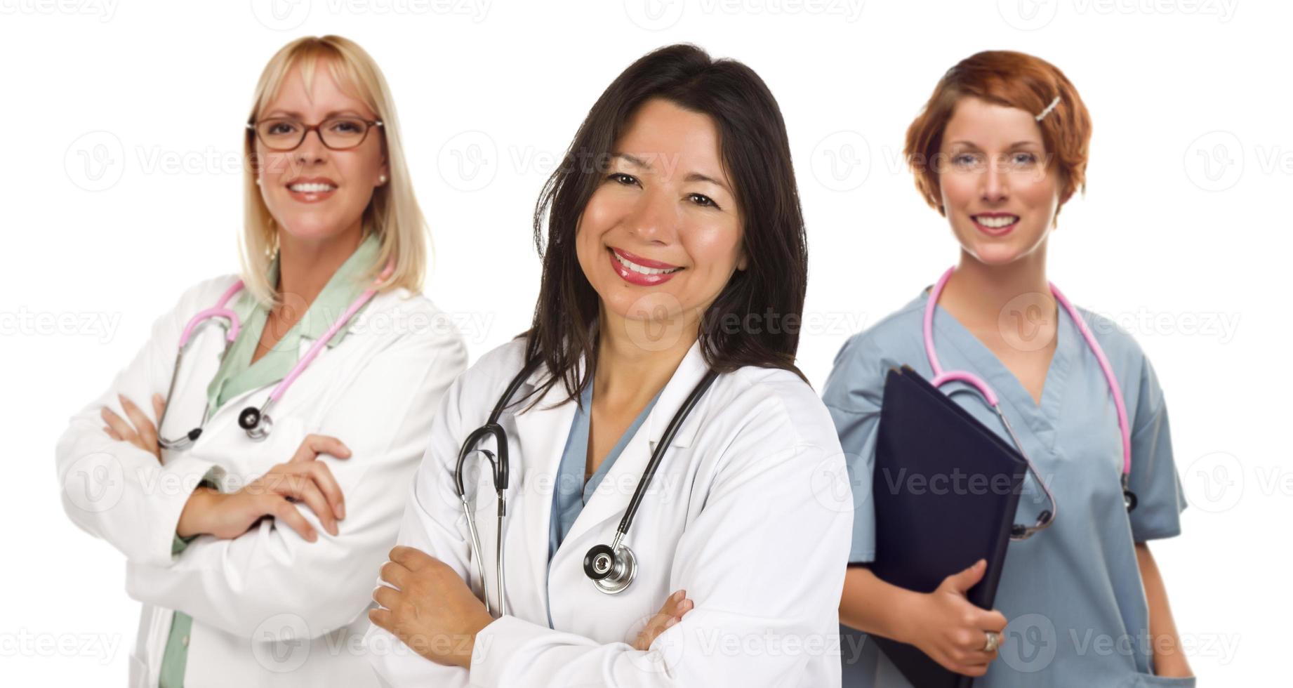tre femmina medici o infermieri su bianca foto