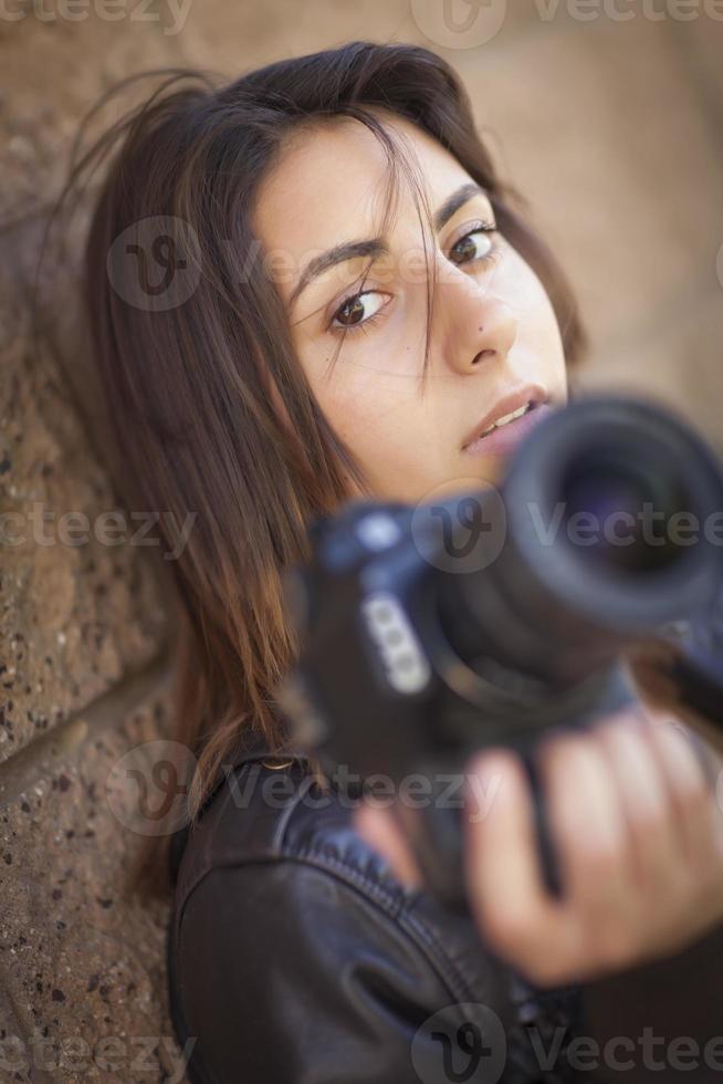 misto gara giovane adulto femmina fotografo Tenere telecamera foto