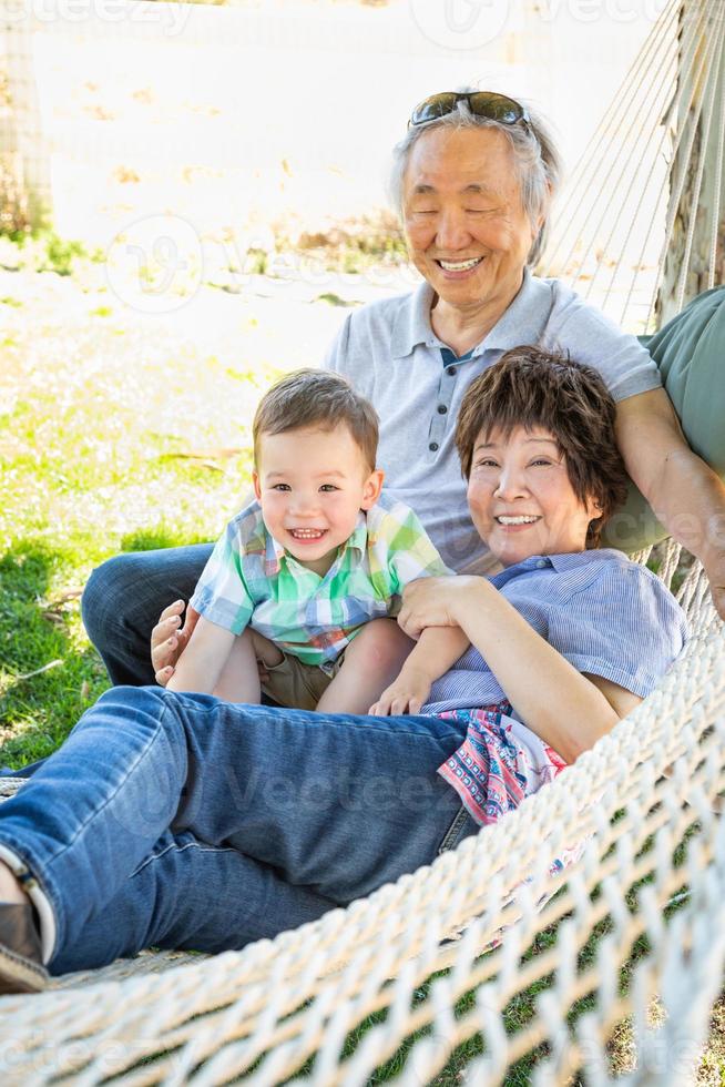 Cinese nonni nel amaca con misto gara bambino foto