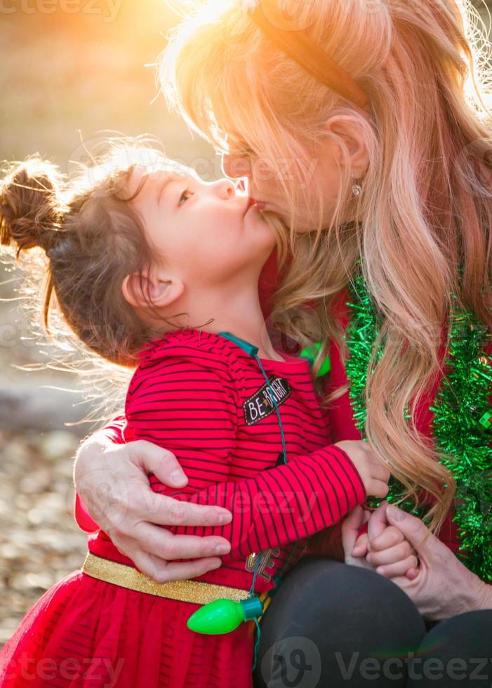 nonna e misto gara bambino ragazza baci all'aperto foto