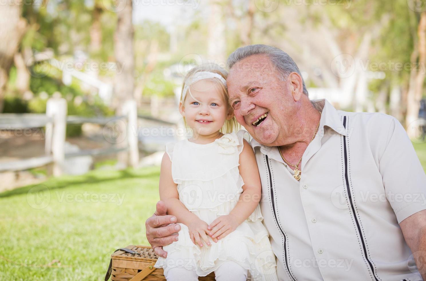 nonno e nipotina abbracciare al di fuori a il parco foto