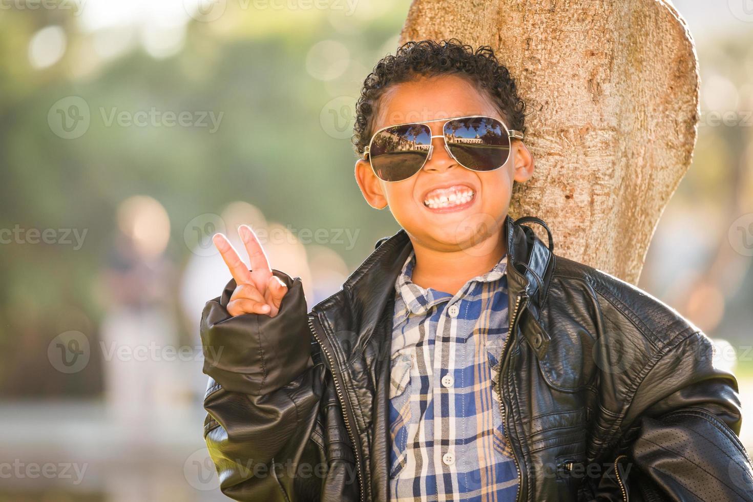 africano americano e messicano ragazzo vestito su con occhiali da sole e pelle giacca foto