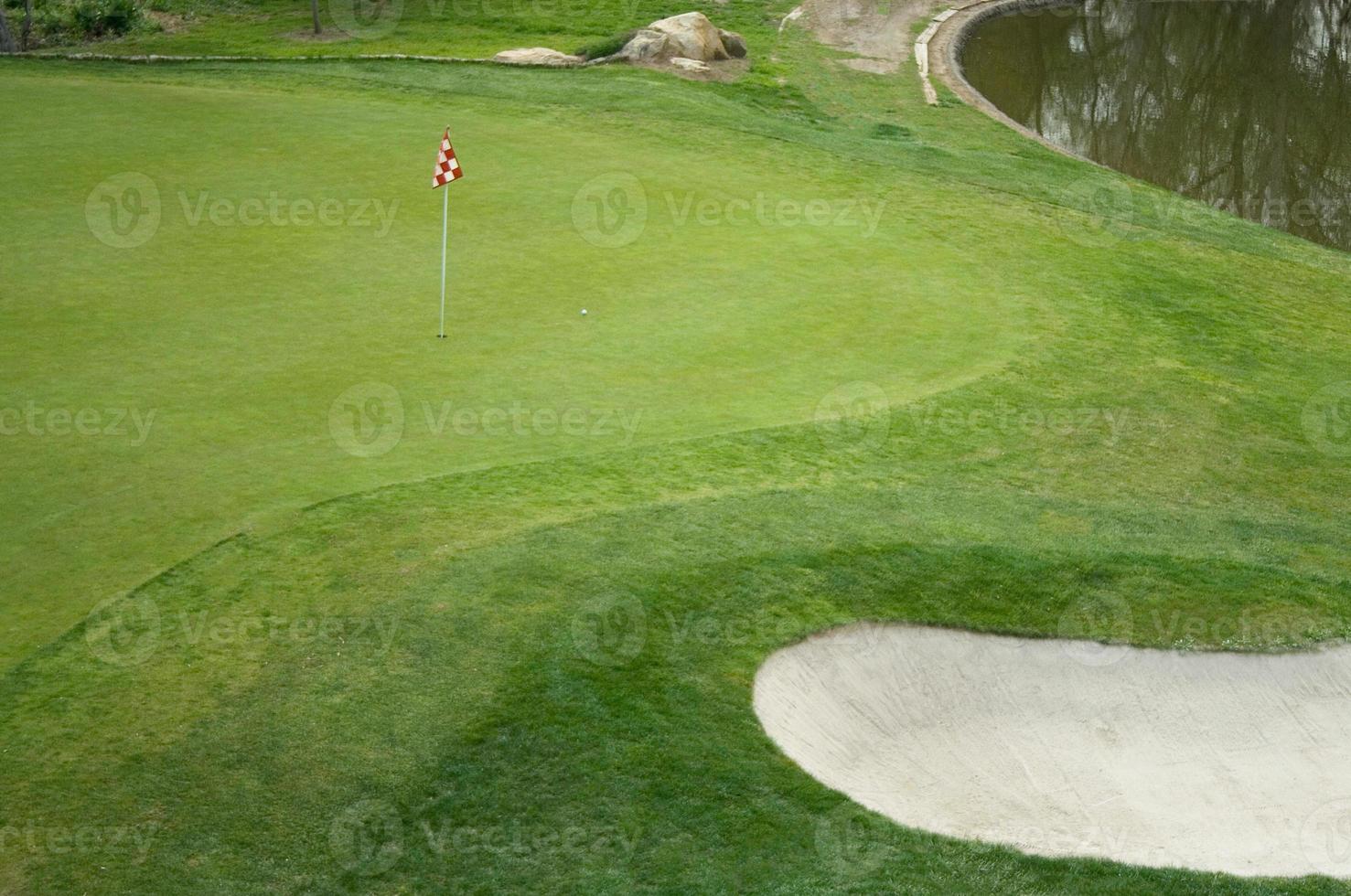 panoramico erboso golf corso verde e bandiera. foto