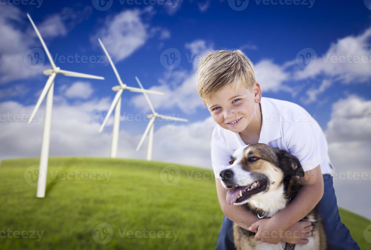 giovane ragazzo e cane nel vento turbina campo foto