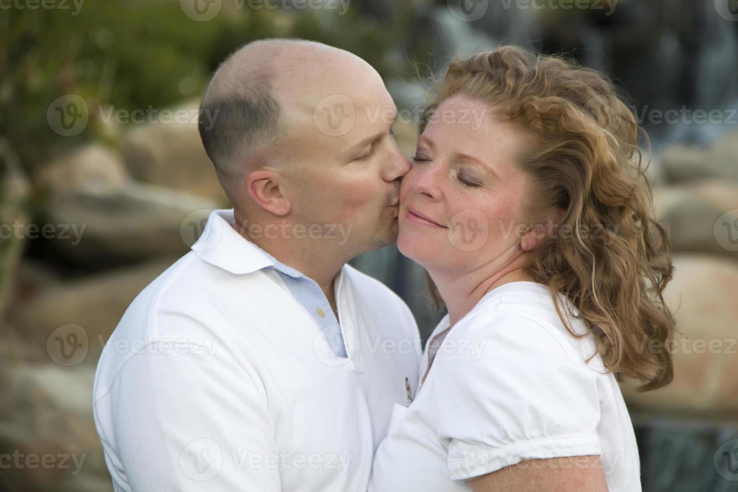 attraente coppia posa per ritratto nel il parco. foto