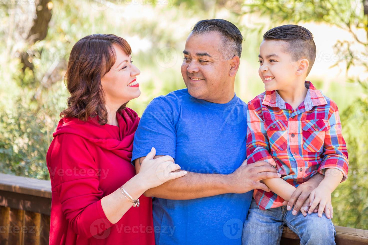 misto gara caucasico e ispanico famiglia a il parco. foto