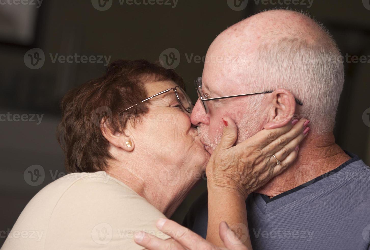 contento anziano coppia baci foto