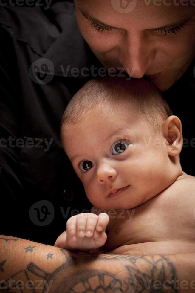 giovane padre Tenere il suo misto gara neonato bambino foto