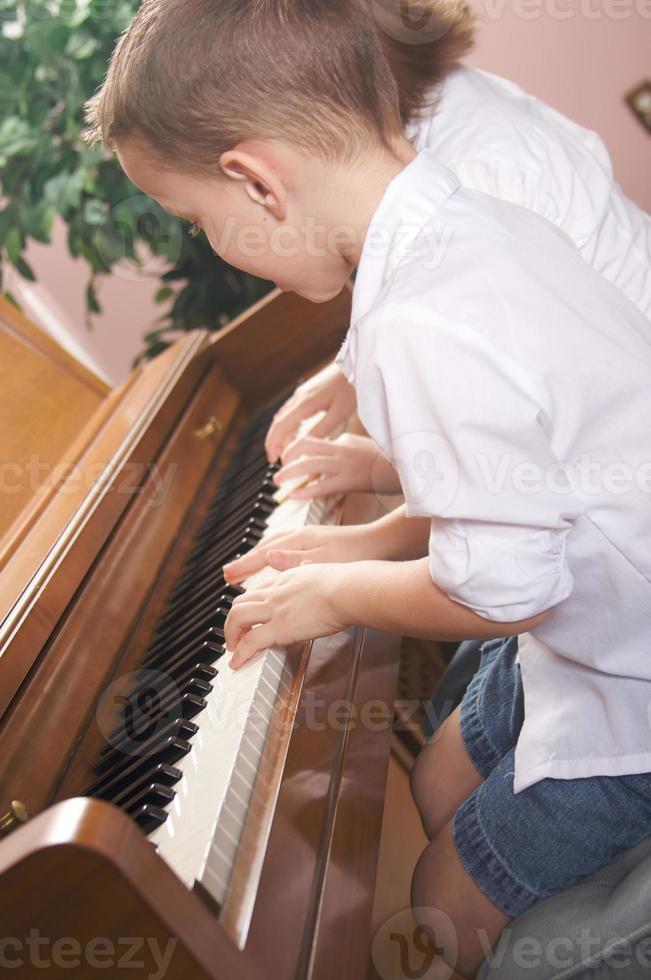 bambini giocando il pianoforte foto