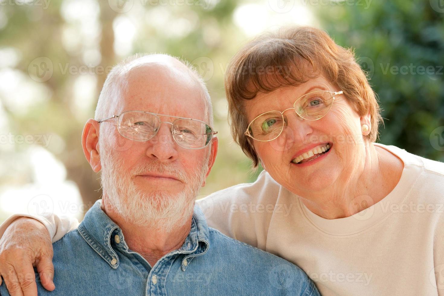 contento anziano coppia all'aperto ritratto foto