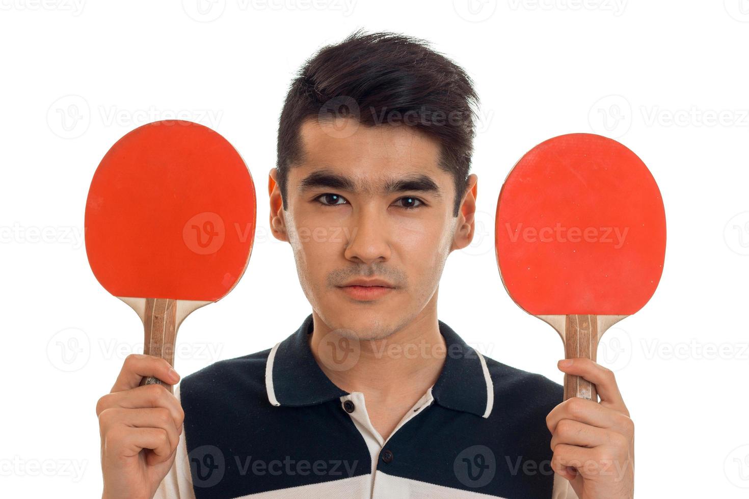 ritratto di bello giovane brunett sportivo praticante ping-pong isolato su bianca sfondo foto