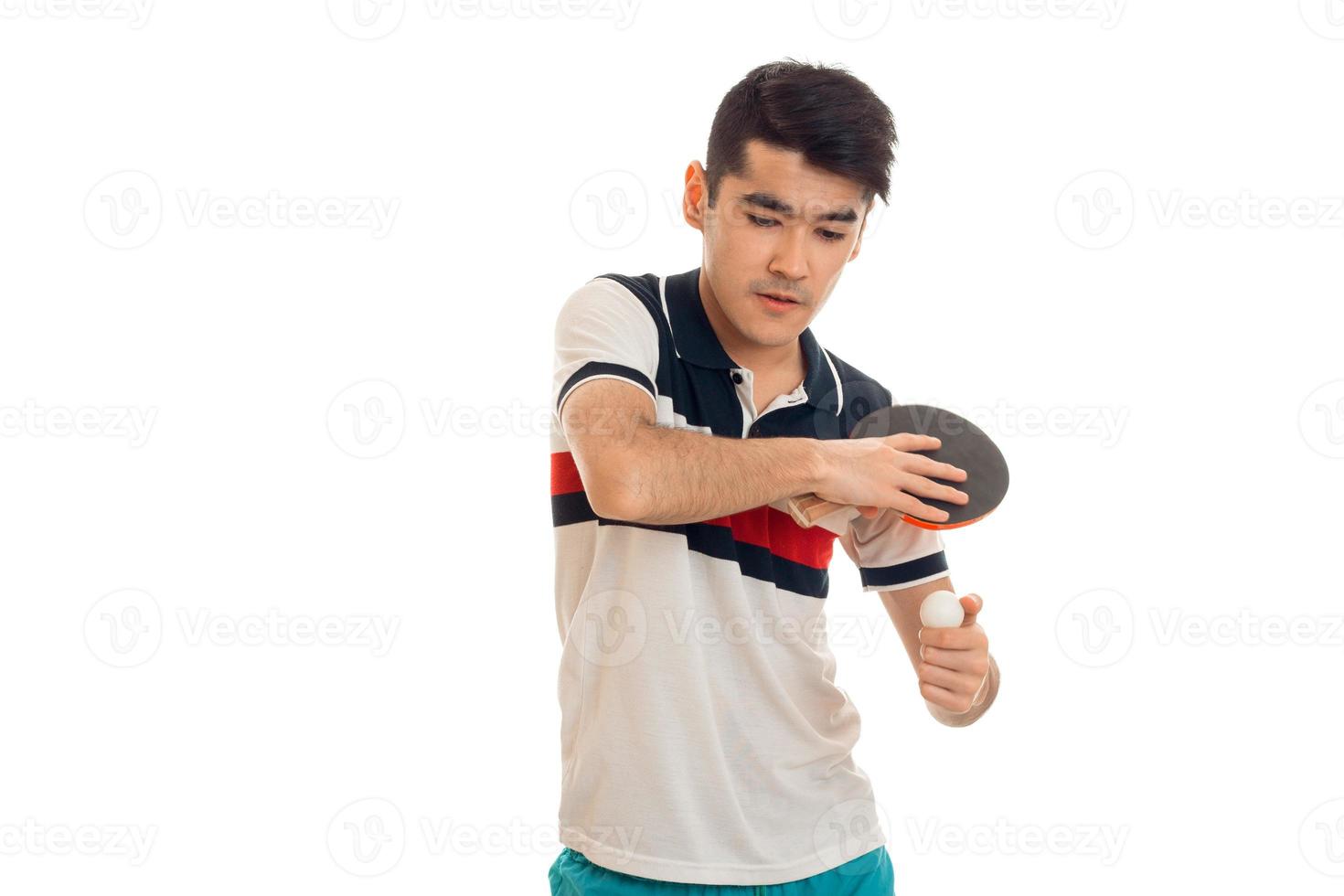 ritratto di grave sportivo praticante un' ping-pong e concentrato su un' gioco isolato su bianca sfondo foto