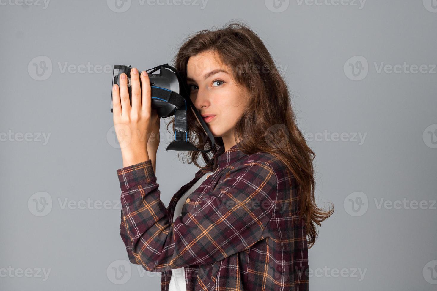 bella giovane ragazza analisi virtuale la realtà bicchieri foto