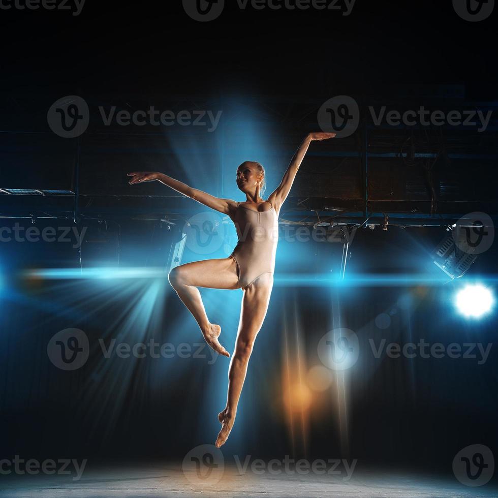 piazza foto di giovane bionda balletto ballerino nel saltare su palcoscenico