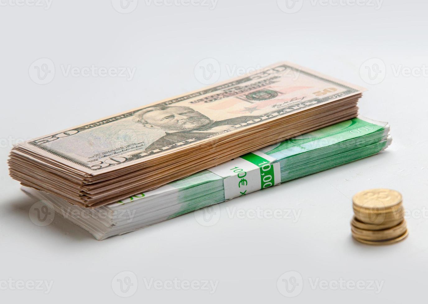 Euro dollari e penny su il bianca tavolo foto