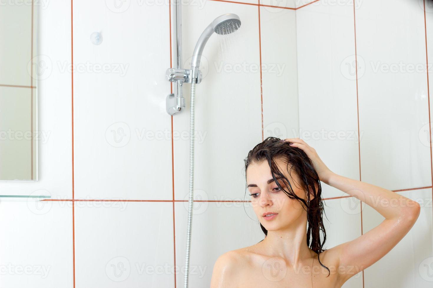 giovane bellissimo ragazza con bagnato capelli per pulito doccia foto