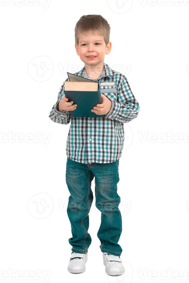 poco ragazzo con libro foto