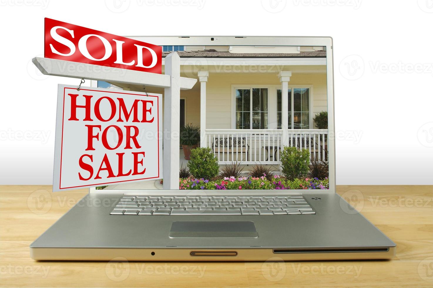 venduto casa per vendita cartello su il computer portatile foto