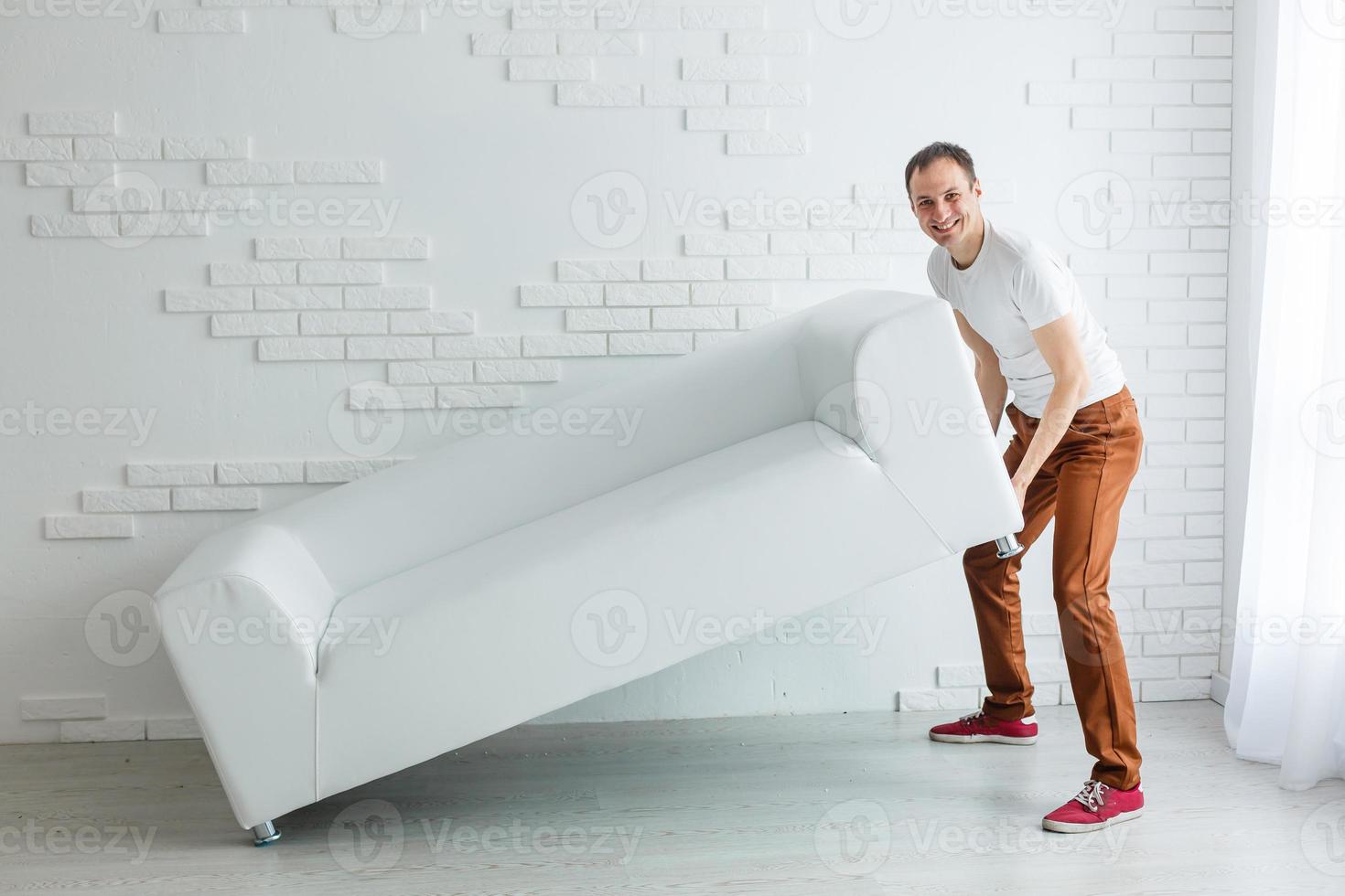 consegna uomini in movimento divano nel camera a nuovo casa foto