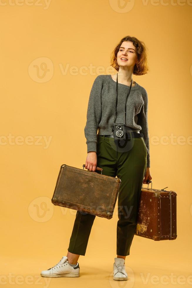 bellissimo sottile ragazza e cannuccia cappello in posa con Bagaglio e passaporto, isolato foto