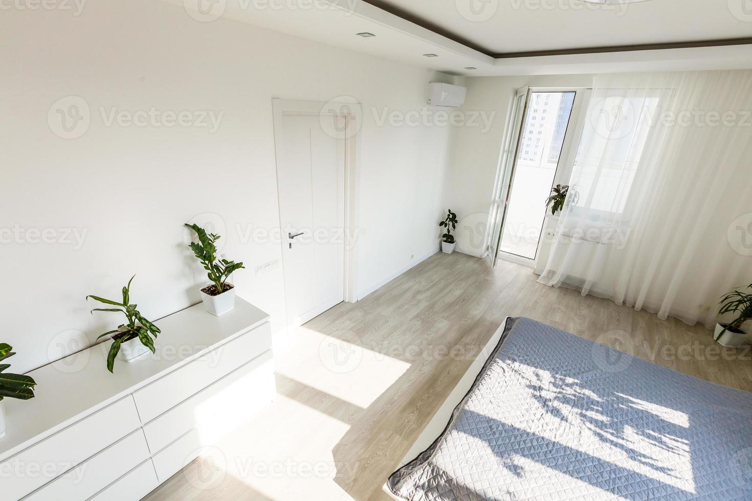 semplice esclusivo bianca Camera da letto con di legno parquet foto