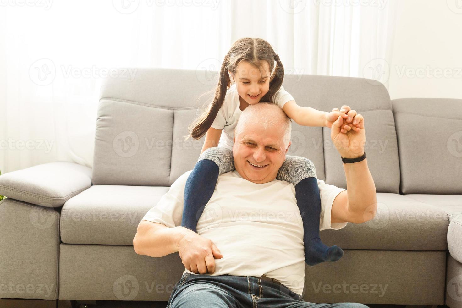 poco nipotina abbracciare sua nonno foto