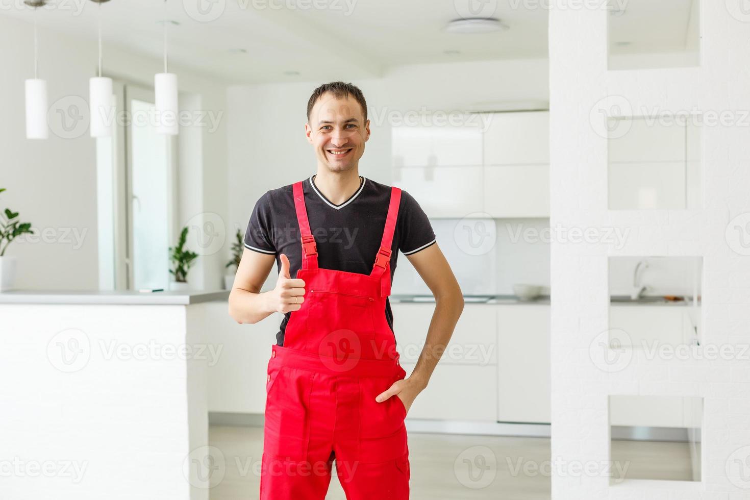 fiducioso lavoratore. professionale riparatore. chiavi in mano progetto. uomo costruire Casa. qualificato architetto riparazione e aggiustare. lavoratore viola sfondo. edificio abilità e costruzione. uomo costruttore nel opera Abiti. foto