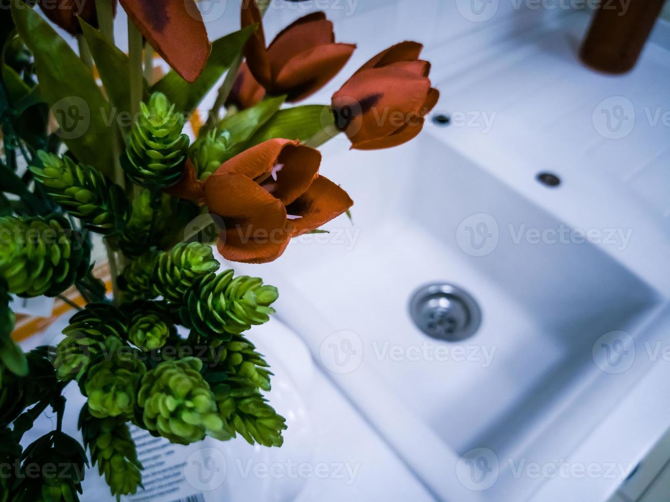 interno design di un' lusso bagnoe decorativo pentole con impianti su il contatore. foto